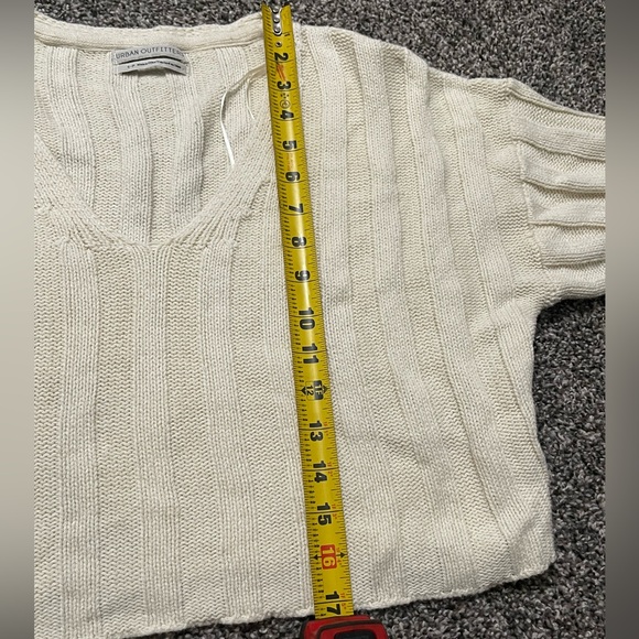 Urban Outfitters cream v neck ribbed long sleeve cropped sweater petite S - Picture 8 of 13